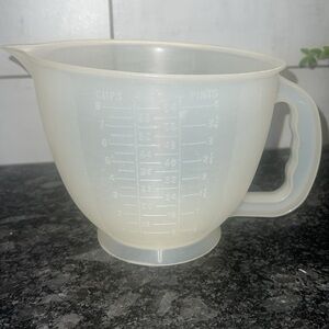 8 cup Mix N Store vintage measuring cup by Tupperware. Excellent condition